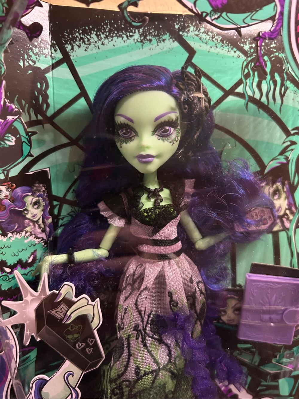 Monster High Amanita Nightshade Doll - Green, Purple & Black - Picture 5 of 9